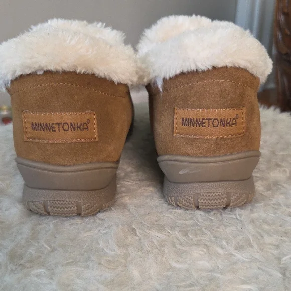 Minnetonka Tan Winter Boots with White Fur Lining - Picture 8 of 10
